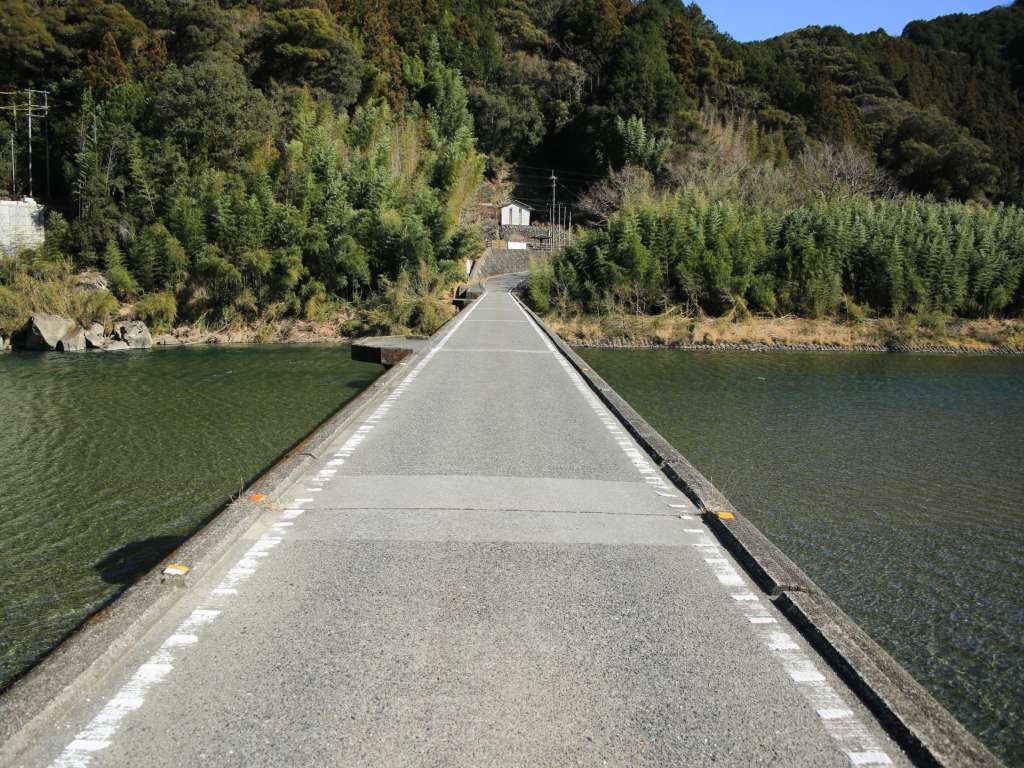 『竜とそばかすの姫』舞台・監督#歌は?視聴方法と配信サービスも紹介! 32 仁淀川の沈下橋